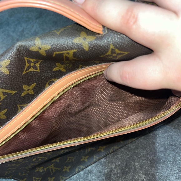 Louis Vuitton Brown Briefcase with Monogram Pattern and Gold Clasp - Picture 4 of 7